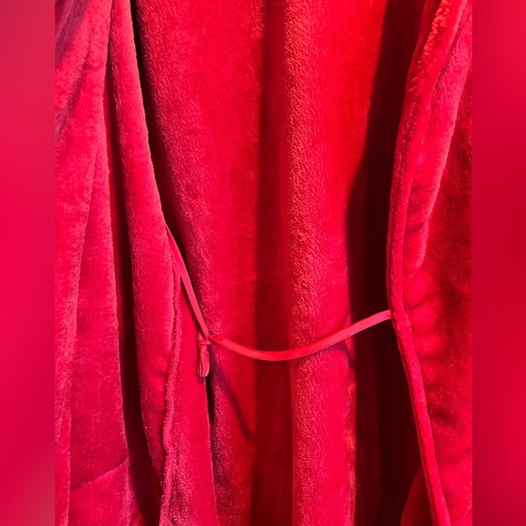SOMA❤️ PLUSH ❤️ Bold Red , Short Robe w Pockets & Plush Belt - Picture 6 of 9